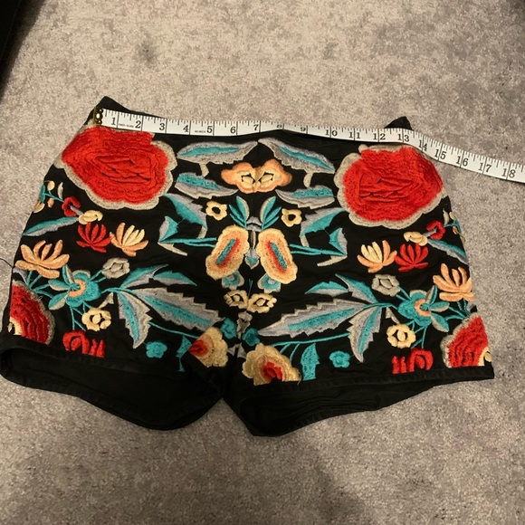 Embroidered Floral Women's Shorts - Picture 4 of 4